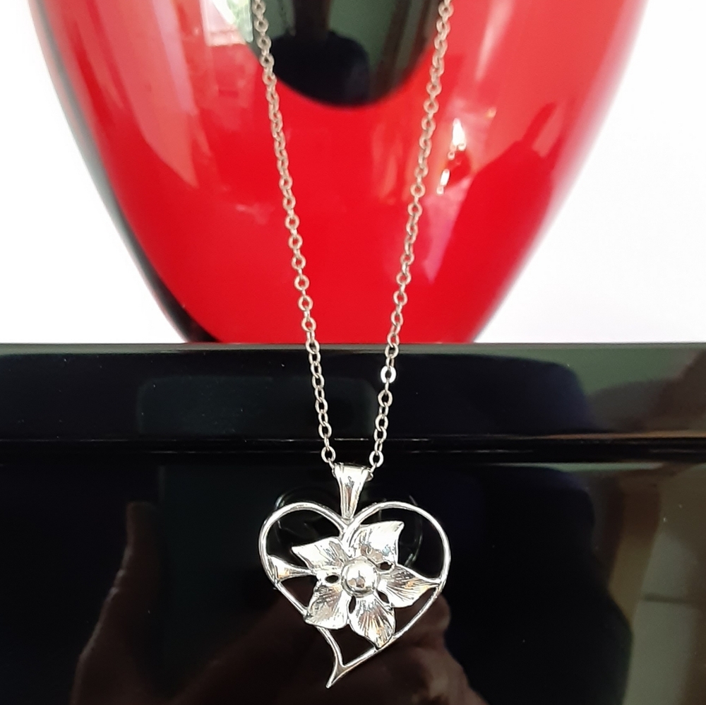 Sterling silver (9.25) swoop heart & flower pendant open work design lovely NWOT